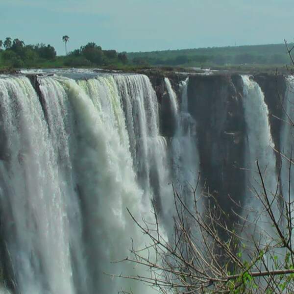 Erlebnis-Reisen Botswana, Motorräder fahren, Schotterstraße  
Rider hält an, Yurt  
Markt besuchen, Dorf  
Motorräder parken, See  
Aktivität durchführen, Berge